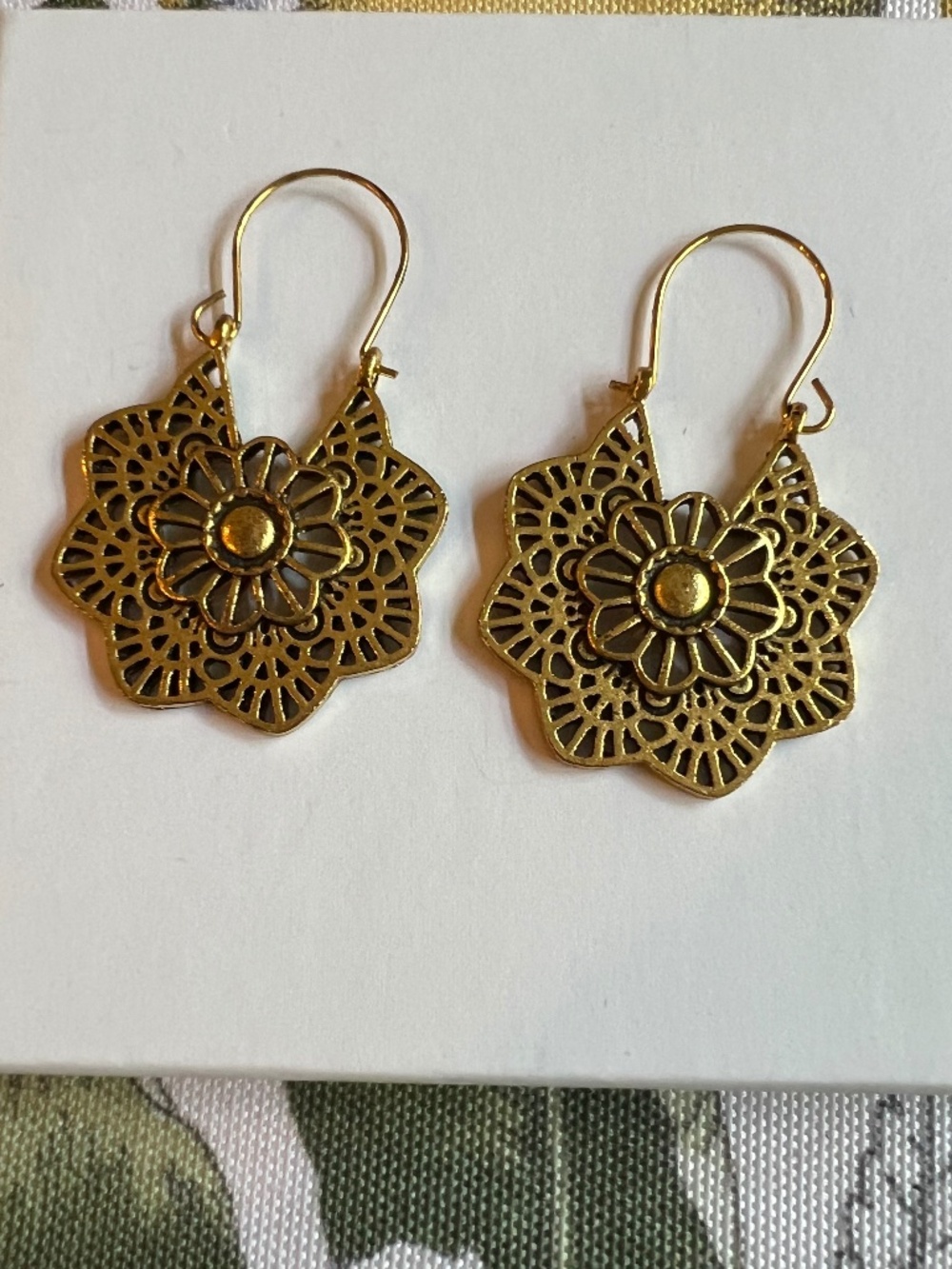 Goldtone Filigree Flower Earrings Boho Design NWT